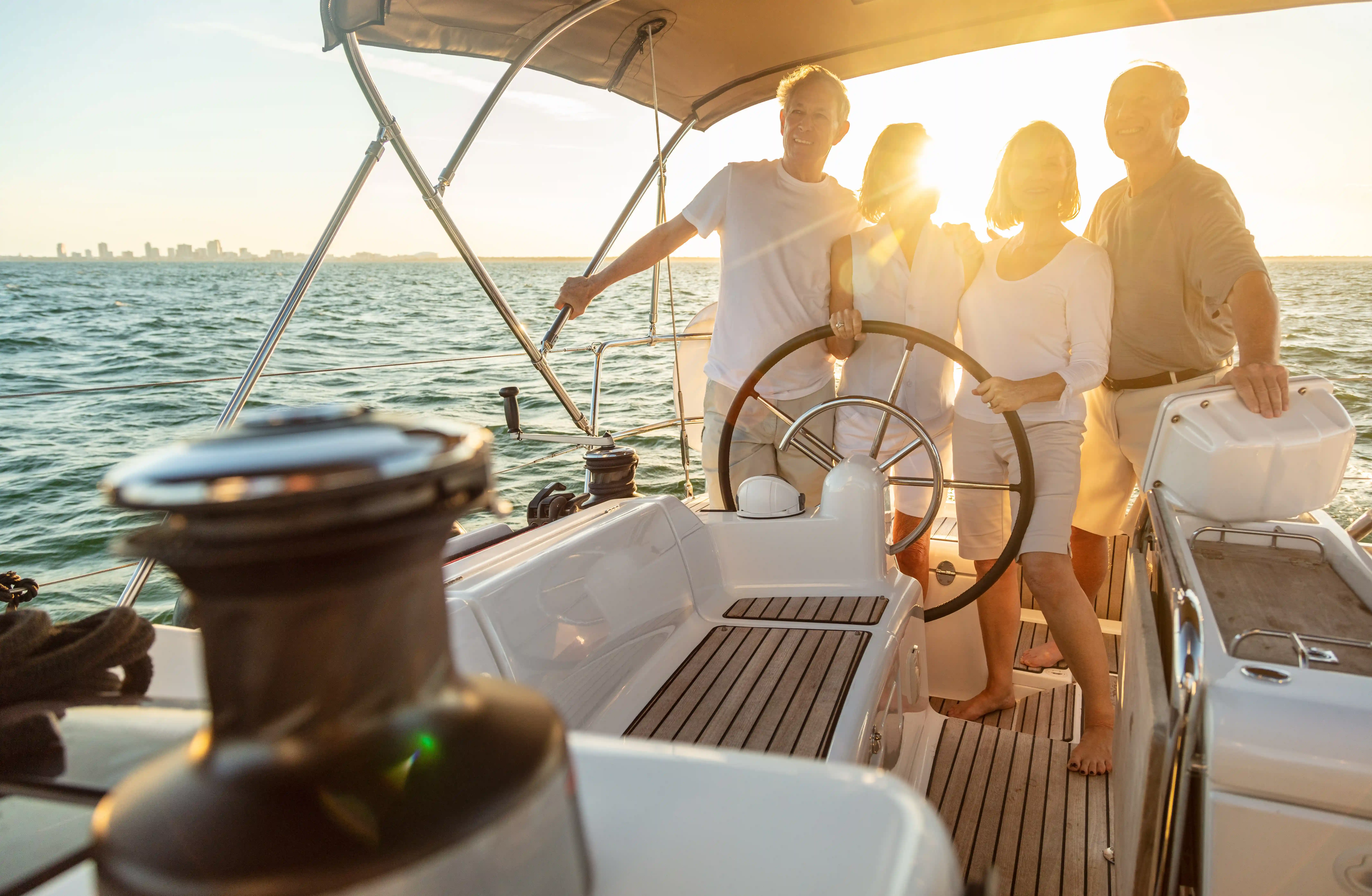 Grupo al timón de un velero